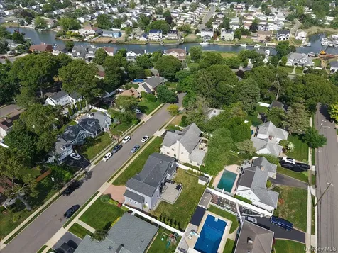 28 Red Oak Place Massapequa NY 11758