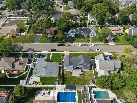 28 Red Oak Place Massapequa NY 11758