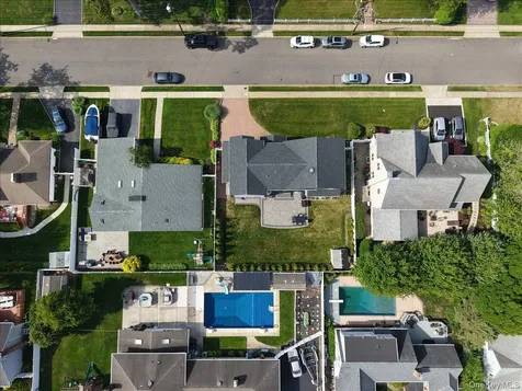 28 Red Oak Place Massapequa NY 11758