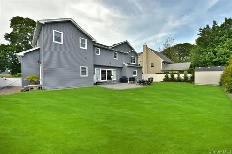 28 Red Oak Place Massapequa NY 11758