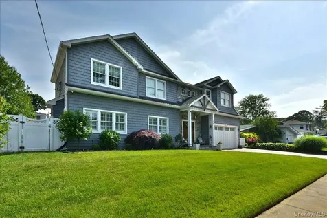 28 Red Oak Place Massapequa NY 11758