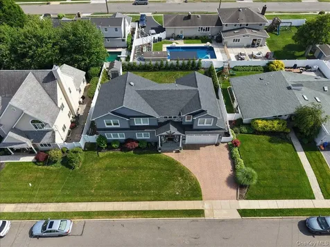 28 Red Oak Place Massapequa NY 11758