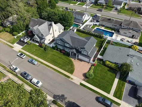 28 Red Oak Place Massapequa NY 11758