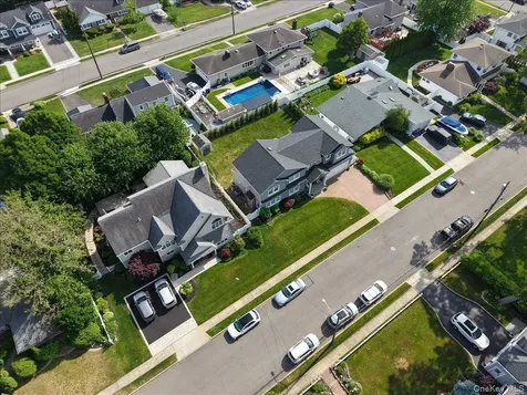 28 Red Oak Place Massapequa NY 11758