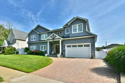28 Red Oak Place Massapequa NY 11758