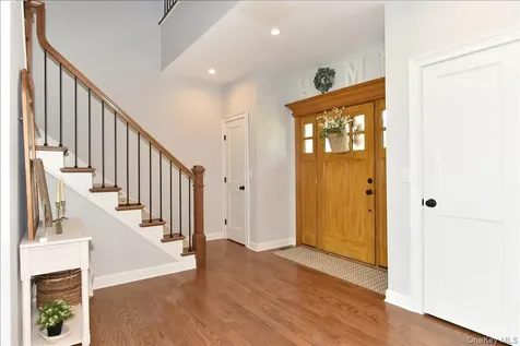 28 Red Oak Place Massapequa NY 11758