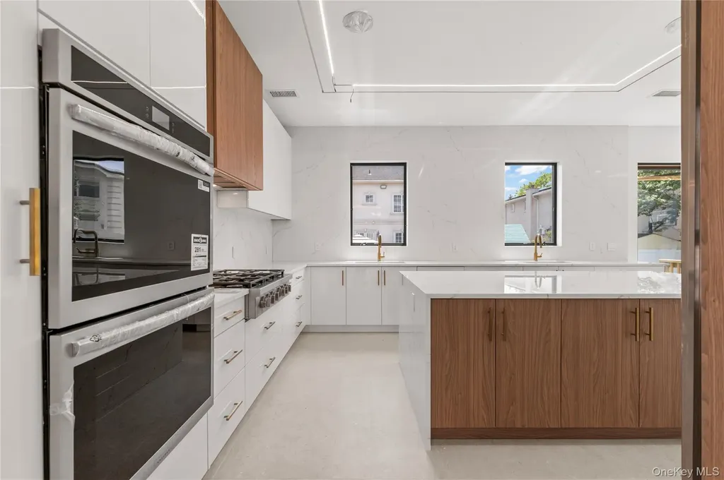857 Glen Drive Woodmere NY 11598