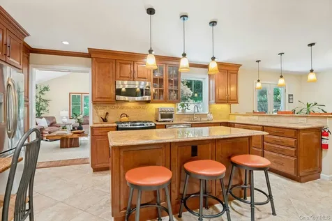 15 Deerfield Lane S Pleasantville NY 10570