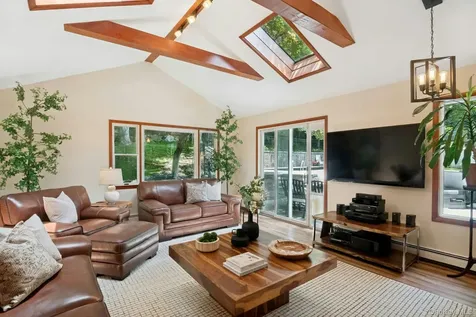 15 Deerfield Lane S Pleasantville NY 10570