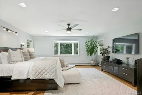 15 Deerfield Lane S Pleasantville NY 10570