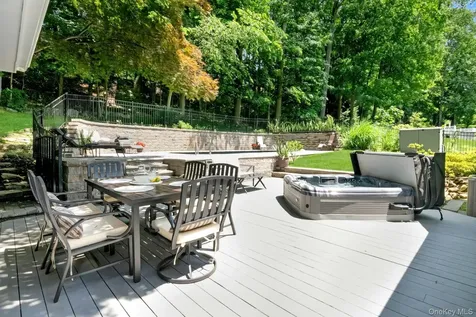 15 Deerfield Lane S Pleasantville NY 10570