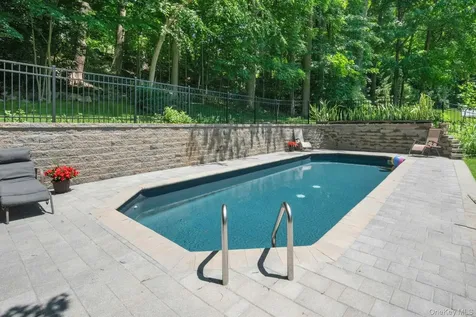 15 Deerfield Lane S Pleasantville NY 10570