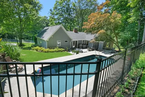 15 Deerfield Lane S Pleasantville NY 10570