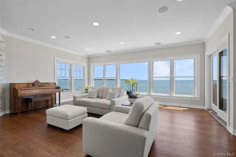 21 Shinnecock Road East Quogue NY 11942