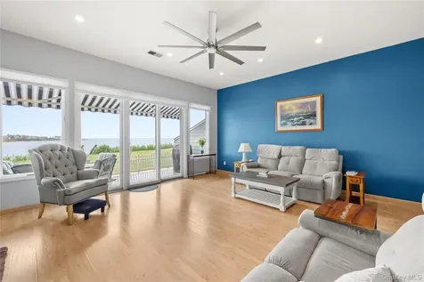 8 Victoria Drive Amityville NY 11701