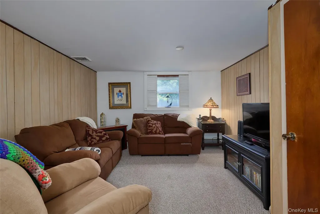 8 Abbie Lane Hyde Park NY 12538