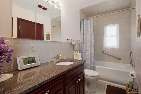 8 Abbie Lane Hyde Park NY 12538