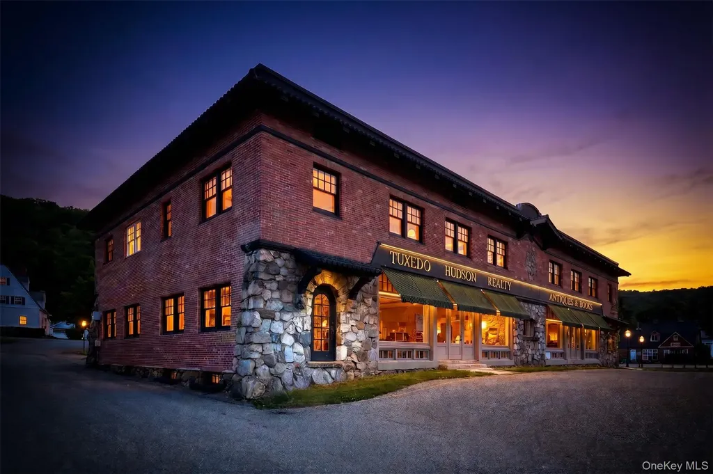215 Ny 17 Tuxedo Park NY 10987