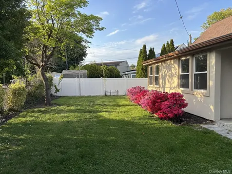 55 Acer Lane Hicksville NY 11801