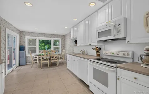 31 Irene Lane E Plainview NY 11803