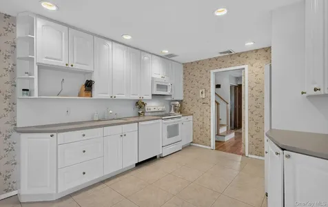 31 Irene Lane E Plainview NY 11803