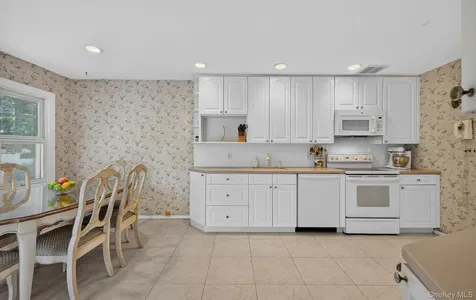31 Irene Lane E Plainview NY 11803
