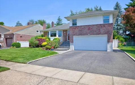 31 Irene Lane E Plainview NY 11803