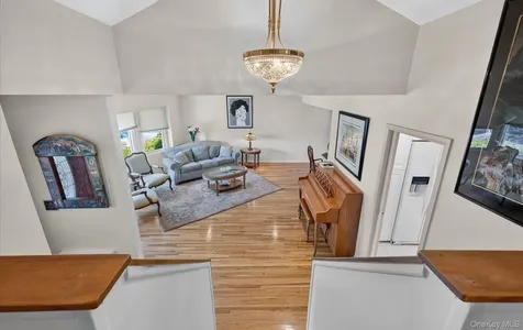 31 Irene Lane E Plainview NY 11803