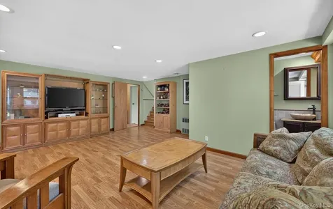 31 Irene Lane E Plainview NY 11803