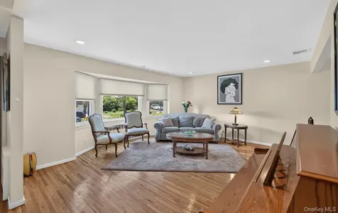 31 Irene Lane E Plainview NY 11803