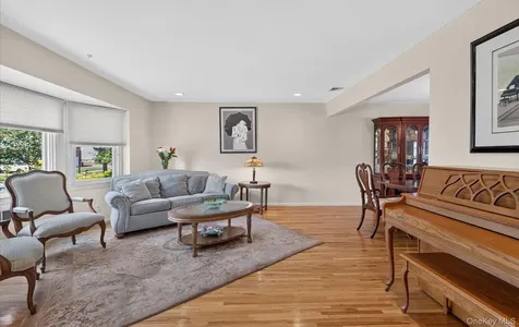 31 Irene Lane E Plainview NY 11803
