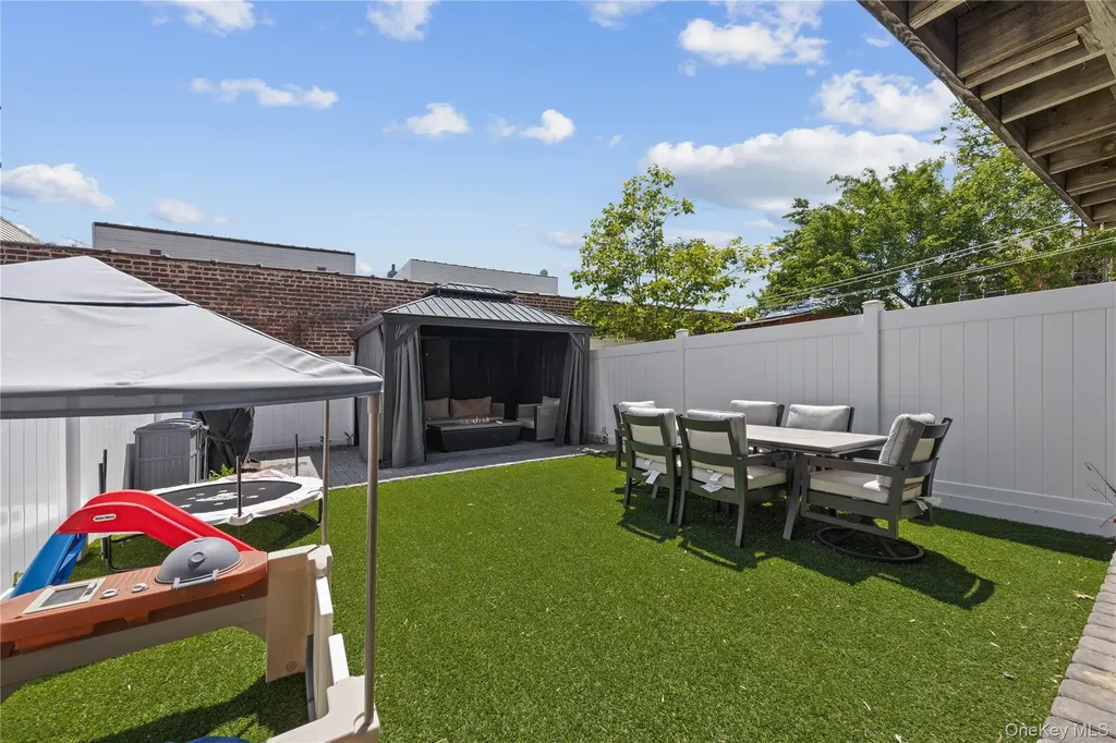 1518 Fielding Street Bronx NY 10469