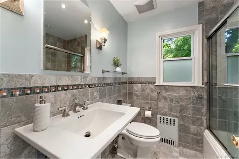 4 Pin Oak Lane White Plains NY 10606