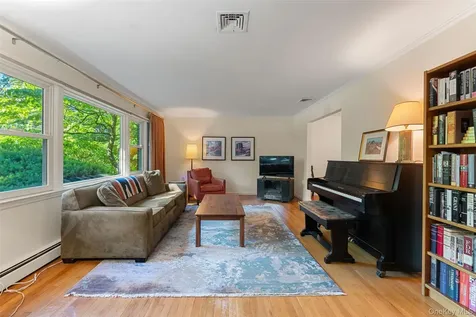 4 Pin Oak Lane White Plains NY 10606
