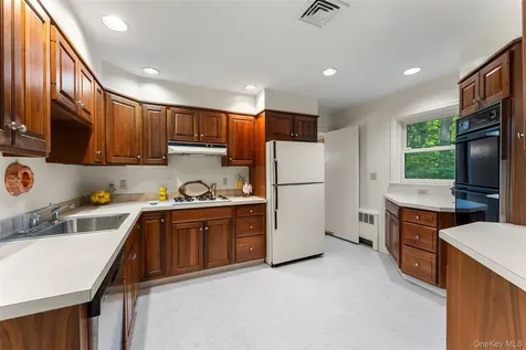 4 Pin Oak Lane White Plains NY 10606