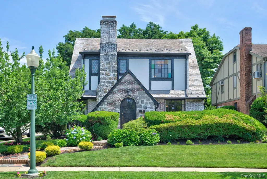 17 Hollywood Court Rockville Centre NY 11570