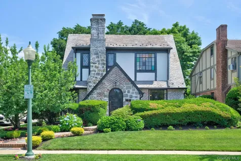 17 Hollywood Court Rockville Centre NY 11570