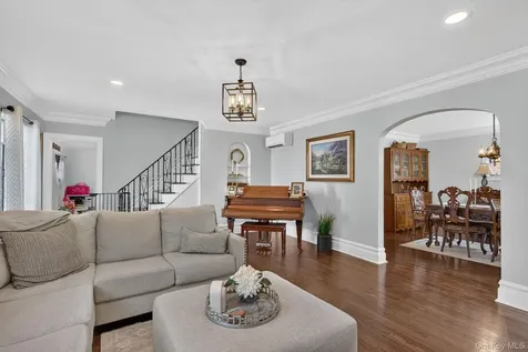 17 Hollywood Court Rockville Centre NY 11570