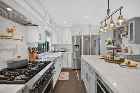 17 Hollywood Court Rockville Centre NY 11570