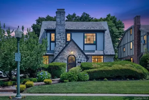 17 Hollywood Court Rockville Centre NY 11570