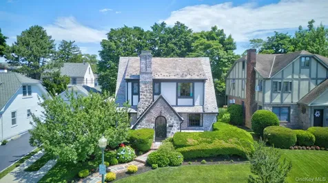 17 Hollywood Court Rockville Centre NY 11570
