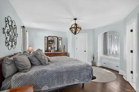 17 Hollywood Court Rockville Centre NY 11570