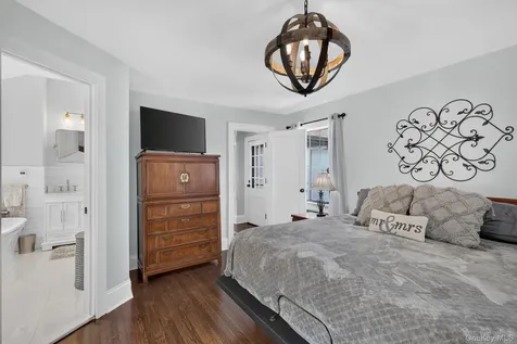 17 Hollywood Court Rockville Centre NY 11570