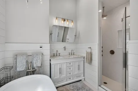 17 Hollywood Court Rockville Centre NY 11570