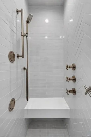 17 Hollywood Court Rockville Centre NY 11570