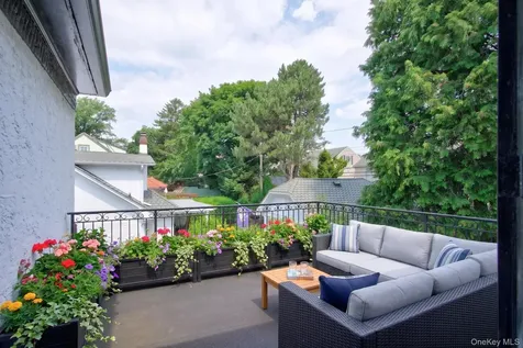 17 Hollywood Court Rockville Centre NY 11570