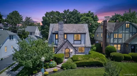 17 Hollywood Court Rockville Centre NY 11570