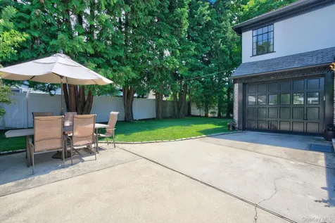 17 Hollywood Court Rockville Centre NY 11570