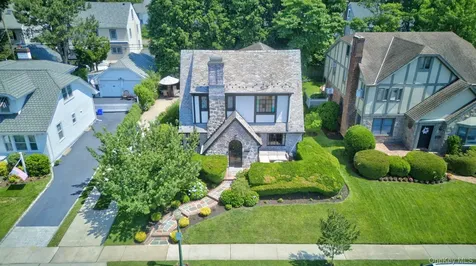 17 Hollywood Court Rockville Centre NY 11570