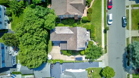 17 Hollywood Court Rockville Centre NY 11570